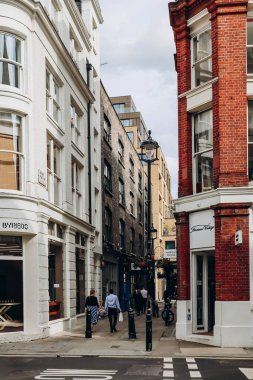 Londra, Birleşik Krallık - 25 Eylül 2023: Londra 'nın batı ucundaki güzel Soho bölgesi, sıcak bir sonbahar gününde
