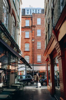Londra, Birleşik Krallık - 25 Eylül 2023: Londra 'nın batı ucundaki güzel Soho bölgesi, sıcak bir sonbahar gününde