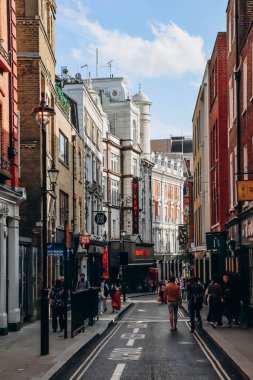 Londra, Birleşik Krallık - 25 Eylül 2023: Londra 'nın batı ucundaki güzel Soho bölgesi, sıcak bir sonbahar gününde