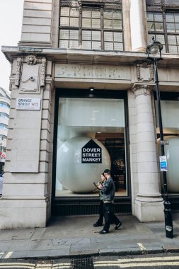 Londra, Birleşik Krallık - 25 Eylül 2023: Yenilikçi moda mağazası Dover Street Market 'in pencere manzarası