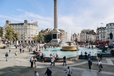 Londra, Birleşik Krallık - 25 Eylül 2023: Trafalgar Meydanı, Westminster, Londra 'da bir halk meydanı
