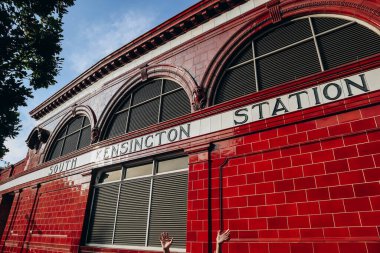 Londra, Birleşik Krallık - 25 Eylül 2023: Güney Kensington Metro İstasyonu Londra şehir merkezinde