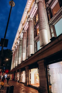 Londra, Birleşik Krallık - 25 Eylül 2023: Selfridges, Londra 'da lüks bir mağaza olan Selfridges and Co.