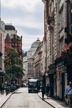 Londra, Birleşik Krallık - 25 Eylül 2023: Londra 'nın batı ucundaki güzel Soho bölgesi, sıcak bir sonbahar gününde