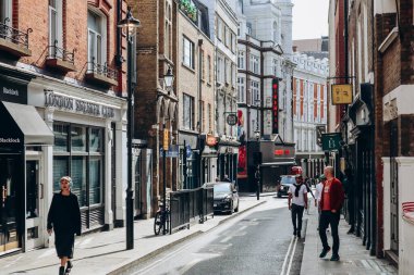 Londra, Birleşik Krallık - 25 Eylül 2023: Londra 'nın batı ucundaki güzel Soho bölgesi, sıcak bir sonbahar gününde