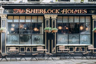 Londra, Birleşik Krallık - 25 Eylül 2023: Londra 'nın batı ucundaki güzel Soho bölgesi, sıcak bir sonbahar gününde