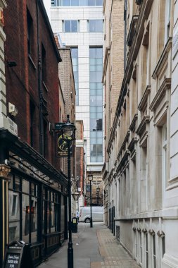 Londra, Birleşik Krallık - 25 Eylül 2023: Londra 'nın batı ucundaki güzel Soho bölgesi, sıcak bir sonbahar gününde