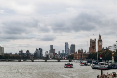 Londra, Birleşik Krallık - 25 Eylül 2023: Thames Nehri boyunca Londra 'nın merkezi