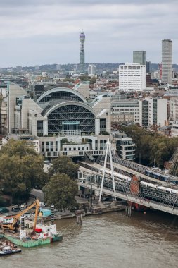 Londra, Birleşik Krallık - 25 Eylül 2023: Londra 'nın merkezi Londra Dönme Dolabından görünüyor