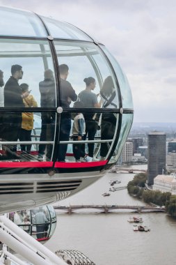 Londra, Birleşik Krallık - 25 Eylül 2023: Londra Göz Dönme Dolabı, Londra şehir merkezi