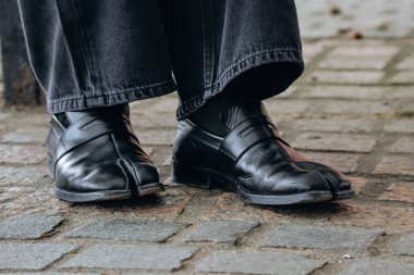 Londra, Birleşik Krallık - 25 Eylül 2023: Maison Margiela 'nın ikonik Evet botlarının yakın çekimi
