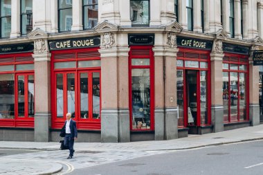 Londra, Birleşik Krallık - 25 Eylül 2023: Cafe Rouge St Paul, Londra 'nın kalbinde modern bir Fransız restoranı..