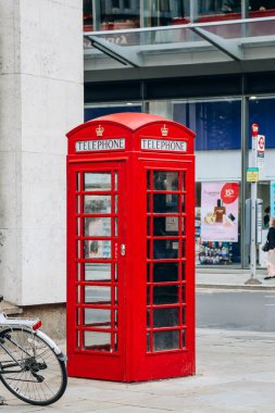 Londra 'nın merkezinde ikonik kırmızı telefon kulübeleri