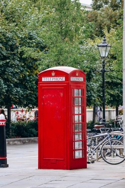 Londra 'nın merkezinde ikonik kırmızı telefon kulübeleri
