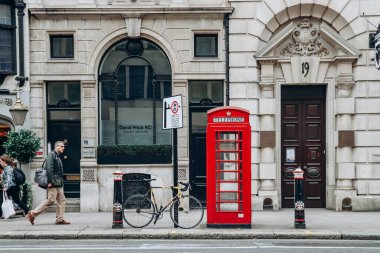 Londra, Birleşik Krallık - 25 Eylül 2023: Londra 'nın güzel şehir bölgesi, sonbahar sıcağı gününde