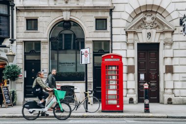 Londra, Birleşik Krallık - 25 Eylül 2023: Londra 'nın güzel şehir bölgesi, sonbahar sıcağı gününde