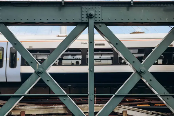 Londra 'nın merkezinde Hungerford Köprüsü ve Altın Jübile Köprüsü