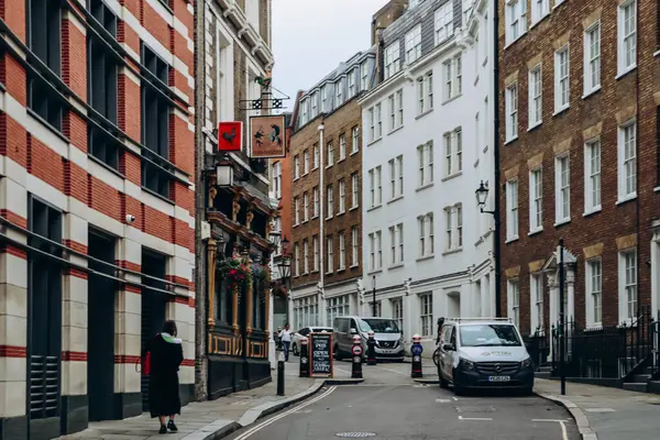 Londra, Birleşik Krallık - 25 Eylül 2023: Londra 'nın güzel şehir bölgesi, sonbahar sıcağı gününde