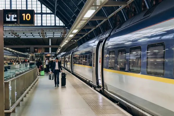Londra, Birleşik Krallık - 25 Eylül 2023: Londra 'da bir Eurostar treni Paris' e hareket etmeye hazır..