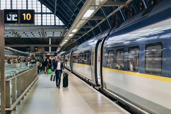 Londra, Birleşik Krallık - 25 Eylül 2023: Londra 'da bir Eurostar treni Paris' e hareket etmeye hazır..