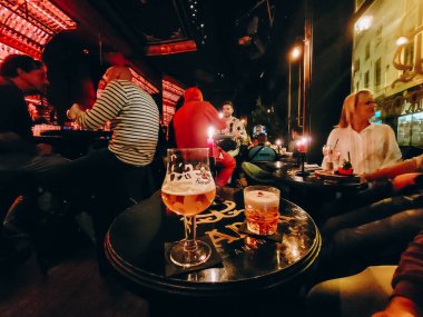 Antwerp, Belçika - 22 Ekim 2023: Antwerp 'te geleneksel bir barın içi