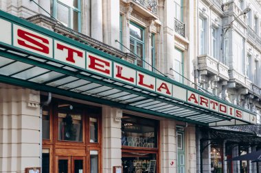 Brüksel, Belçika - 21 Ekim 2023: Brüksel şehir merkezindeki bir barda 