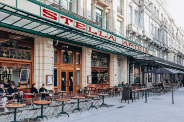 Brüksel, Belçika - 21 Ekim 2023: Brüksel şehir merkezindeki bir barda 