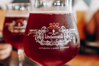 Brüksel, Belçika - 21 Ekim 2023: Geleneksel kiraz Belçika birası Kriek