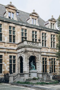 Antwerp, Belçika - 22 Ekim 2023: Antwerp 'in tarihi merkezi ve güzel Flaman mimarisi