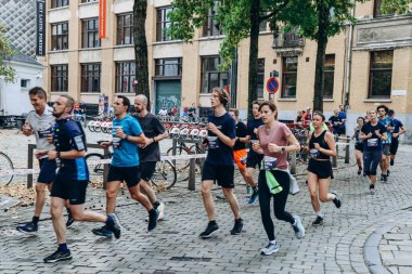 Antwerp, Belçika - 22 Ekim 2023: Antwerp 'in merkezinde bir maraton koşan insanlar