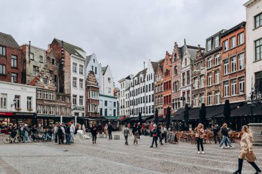 Antwerp, Belçika - 22 Ekim 2023: Antwerp 'in tarihi merkezi ve güzel Flaman mimarisi