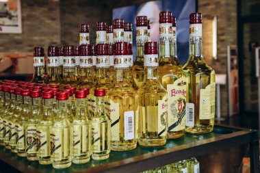 Antwerp, Belçika - 22 Ekim 2023: İksir d 'Anvers, düzinelerce bitki ve bitki içeren bir likör.