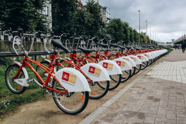 Antwerp, Belçika - 22 Ekim 2023 Antwerp şehir merkezinde bisiklet kiralama