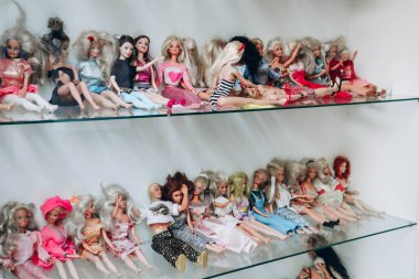Antwerp, Belçika - 22 Ekim 2023: Barbie ve Ken bebekleri farklı dönemlerden