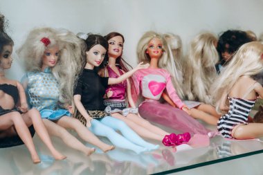 Antwerp, Belçika - 22 Ekim 2023: Barbie ve Ken bebekleri farklı dönemlerden