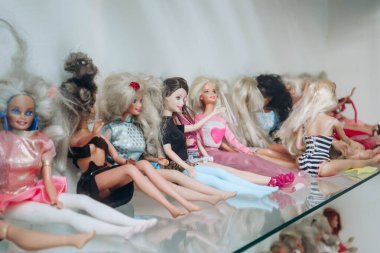 Antwerp, Belçika - 22 Ekim 2023: Barbie ve Ken bebekleri farklı dönemlerden