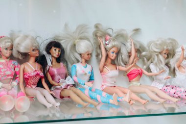 Antwerp, Belçika - 22 Ekim 2023: Barbie ve Ken bebekleri farklı dönemlerden