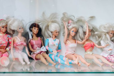 Antwerp, Belçika - 22 Ekim 2023: Barbie ve Ken bebekleri farklı dönemlerden