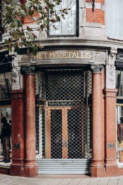 Antwerp, Belçika - 23 Ekim 2023: Het Modepaleis (Moda Sarayı), 1989 yılından beri tarihi Dries Van Noten giyim mağazası, Antwerp 'te yer almaktadır..