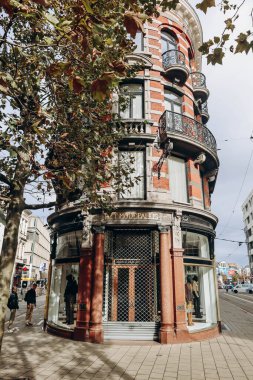 Antwerp, Belçika - 23 Ekim 2023: Het Modepaleis (Moda Sarayı), 1989 yılından beri tarihi Dries Van Noten giyim mağazası, Antwerp 'te yer almaktadır..