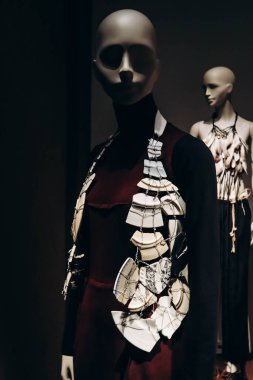 Antwerp, Belçika - 22 Ekim 2023: Maison Martin Margiela görünümü (1989-1990 sonbahar koleksiyonu), Belçika 'da bir moda müzesi olan Momu' da