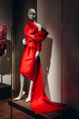 Antwerp, Belçika - 22 Ekim 2023: Efsanevi Balenciaga gece elbisesi, Momu 'da, Belçika' daki Antwerp moda müzesinde