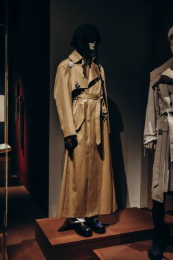 Antwerp, Belçika - 22 Ekim 2023: Raf Simons tasarımı (Güz-Kış 2019-2020 koleksiyonu), Belçika 'da bir moda müzesi olan Momu' da