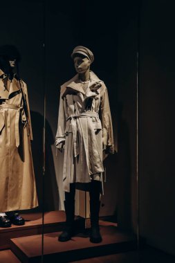 Antwerp, Belçika - 22 Ekim 2023: Ann Demeulemeester tasarımı (Bahar-Yaz 2020 koleksiyonu), Belçika 'da bir moda müzesi olan Momu' da