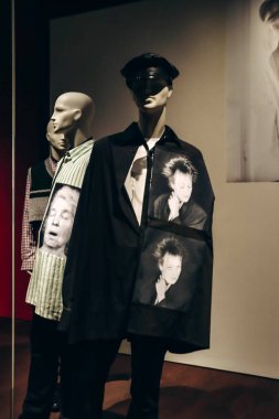 Antwerp, Belçika - 22 Ekim 2023: Raf Simons tasarımı (Bahar-Yaz 2017 koleksiyonu), Belçika 'da bir moda müzesi olan MoMu' da