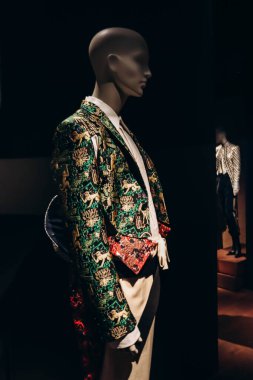 Antwerp, Belçika - 22 Ekim 2023: Belçika 'nın Antwerp kentinde bir moda müzesi olan Momu' da Walter Van Beyrendonck 'un klasik görünüşü (2015 Yaz Koleksiyonu).