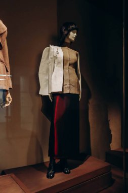 Antwerp, Belçika - 22 Ekim 2023: Maison Martin Margiela görünümü (Sonbahar-Kış 1997-1998 koleksiyonu), Belçika 'da bir moda müzesi olan MoMu' da