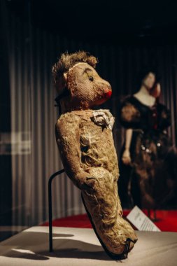Antwerp, Belçika - 22 Ekim 2023: Nana, Jean Paul Gaultier 'in 1957' den kalma oyuncak ayısı, ikonik koni şeklindeki sütyenlerini öngördü. Momu 'da, Belçika' da Antwerp 'te bir moda müzesinde ortaya çıktı.