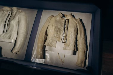 Antwerp, Belçika - 22 Ekim 2023: eski bir Maison Martin Margiela ceketi (Bahar-Yaz 1990 koleksiyonu), Belçika 'nın Antwerp kentinde bir moda müzesi.