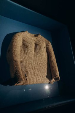 Antwerp, Belçika - 22 Ekim 2023: Belçika 'da bir moda müzesi olan MoMu' da eski bir Maison Martin Margiela yün süveteri (Güz-Kış 2000-2001 koleksiyonu)